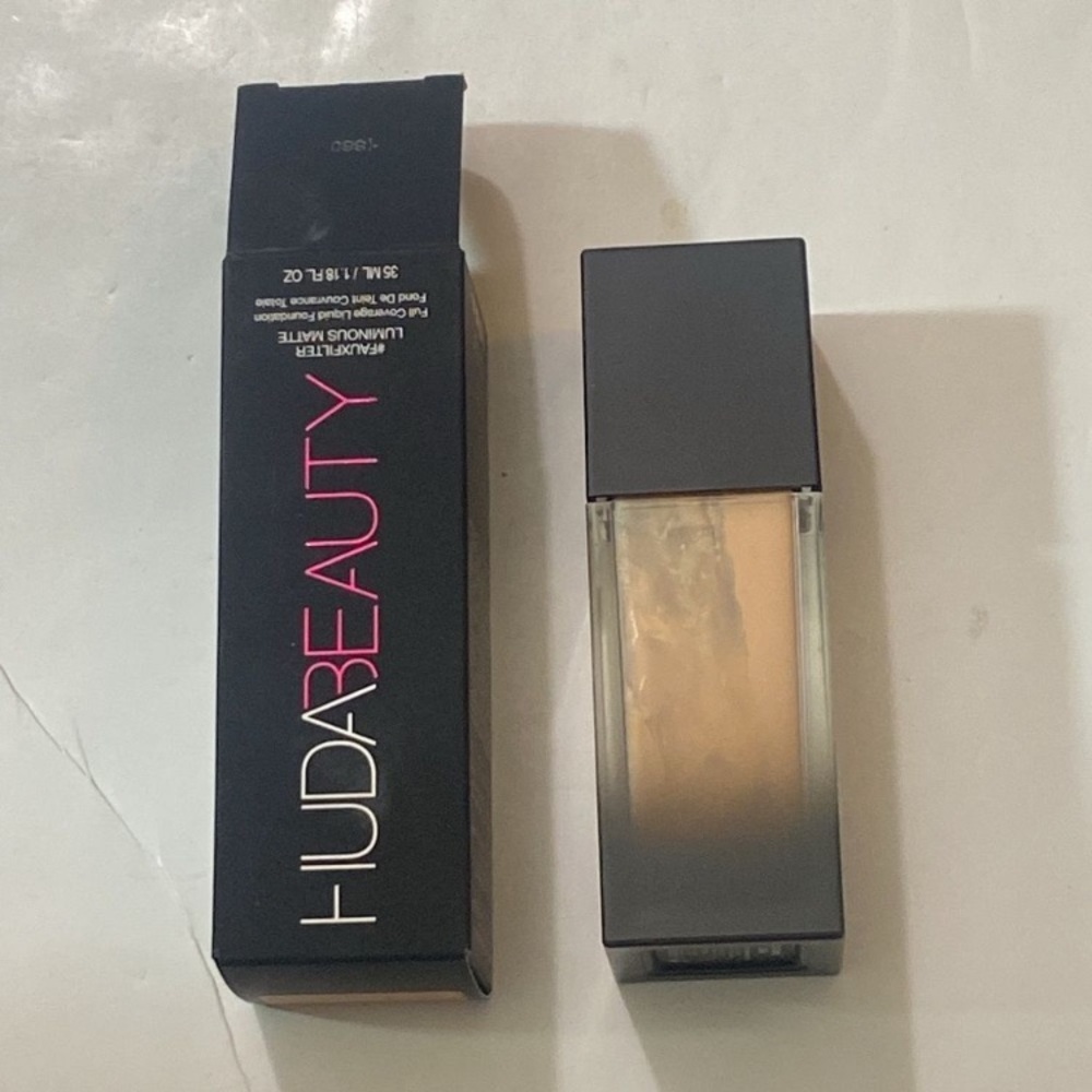 HUDA BEAUTY Black and Cream Foundation Custard 220N